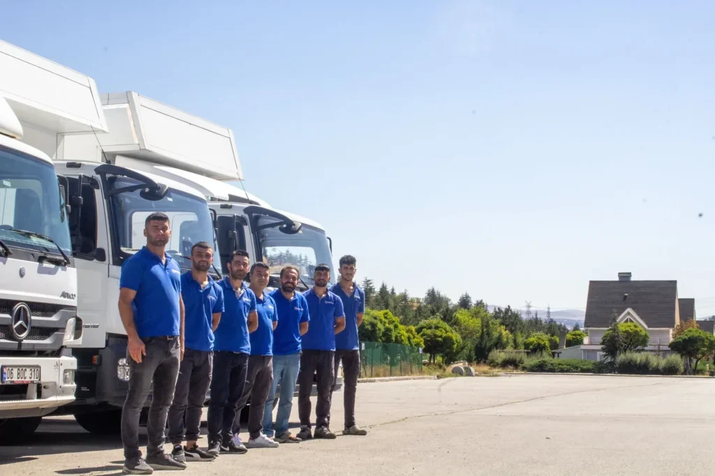 Europatrans nakliyat ekibi araç filosunun önünde