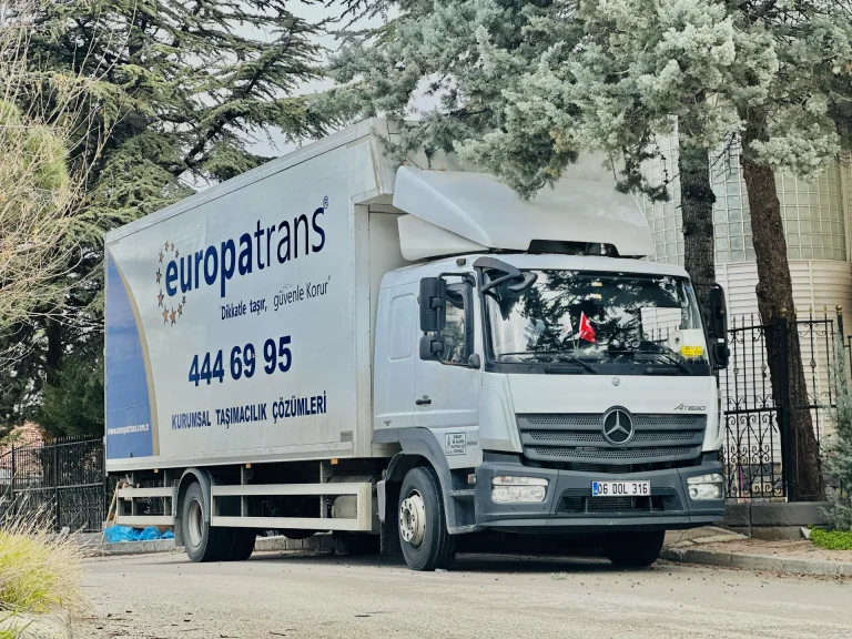 Ağaçlık bir sokakta park eden Europatrans kamyonu; kurumsal nakliye filomuzun Mercedes araçlarından biri.