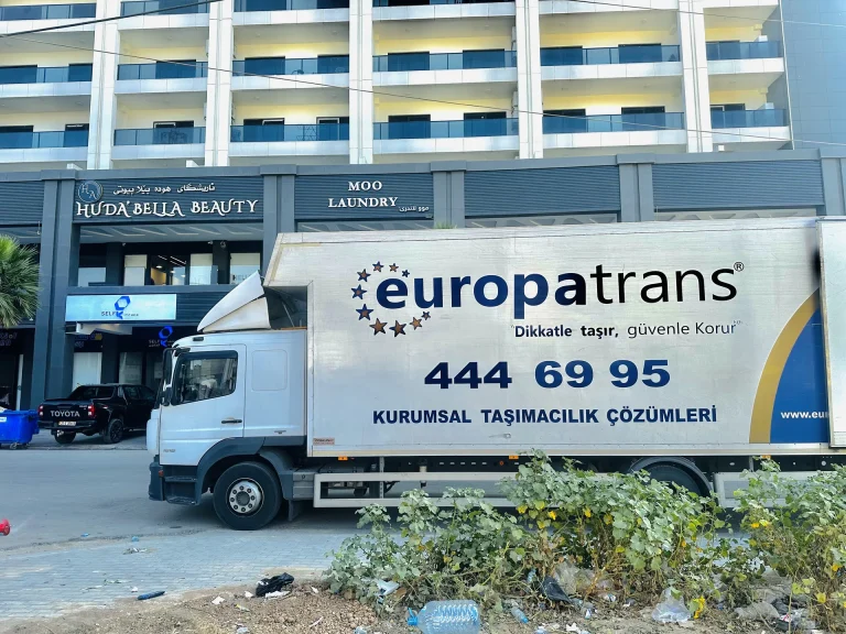 İşletmelerin bulunduğu bina önünde Europatrans kapalı kasa kamyonu; şehir içindeki nakliye aracımızın görünümü.